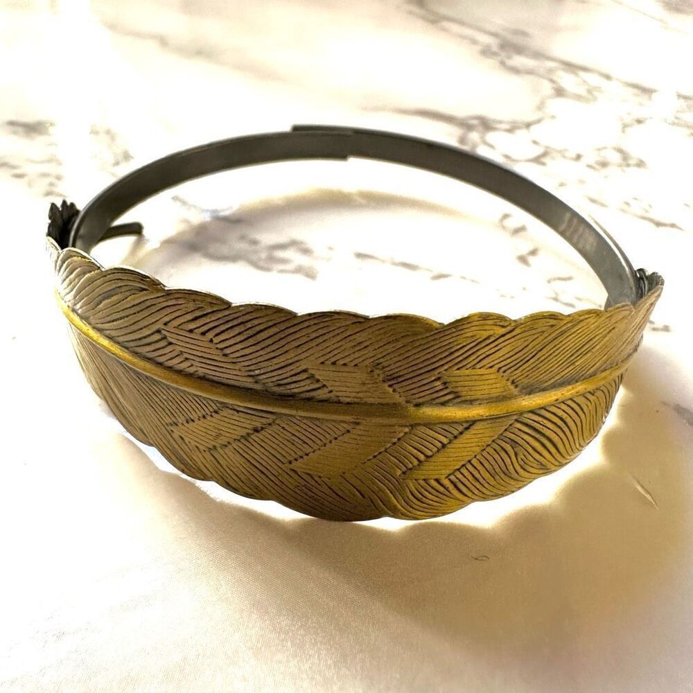 Gold tone feather bracelet - Picture 5 of 10